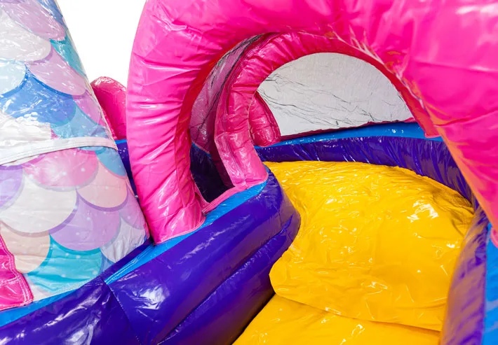 Detail van de roze glijbaan op het zeemeermin springkussen