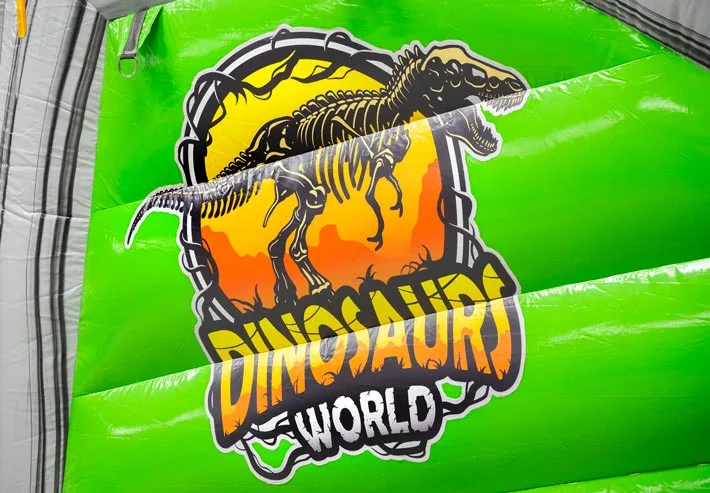 Dinosaurs World logo op de Jurassic World stormbaan