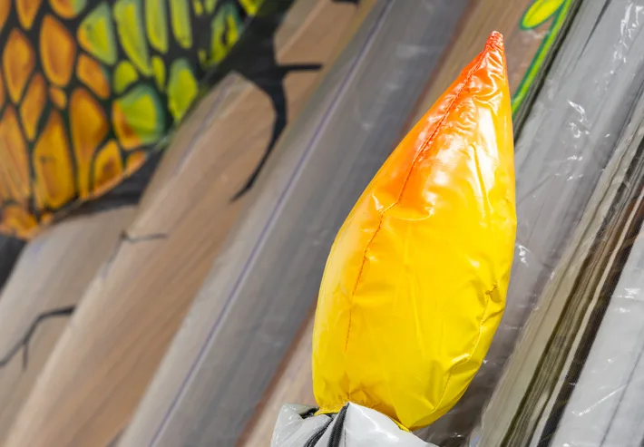 Detail van een geel decoratie-element op de Jurassic World stormbaan