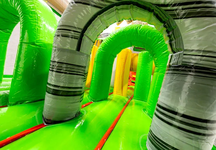 Groene tunnel hindernis op de Jurassic World stormbaan van 13 meter