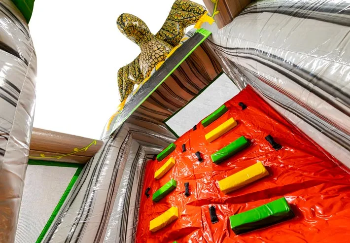Klimhindernis met dinosaurusfiguur op de Jurassic World stormbaan