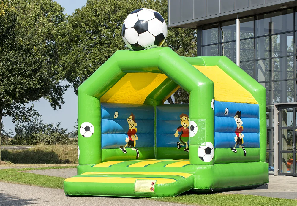 Voetbal springkussen met voetballende figuren te huur