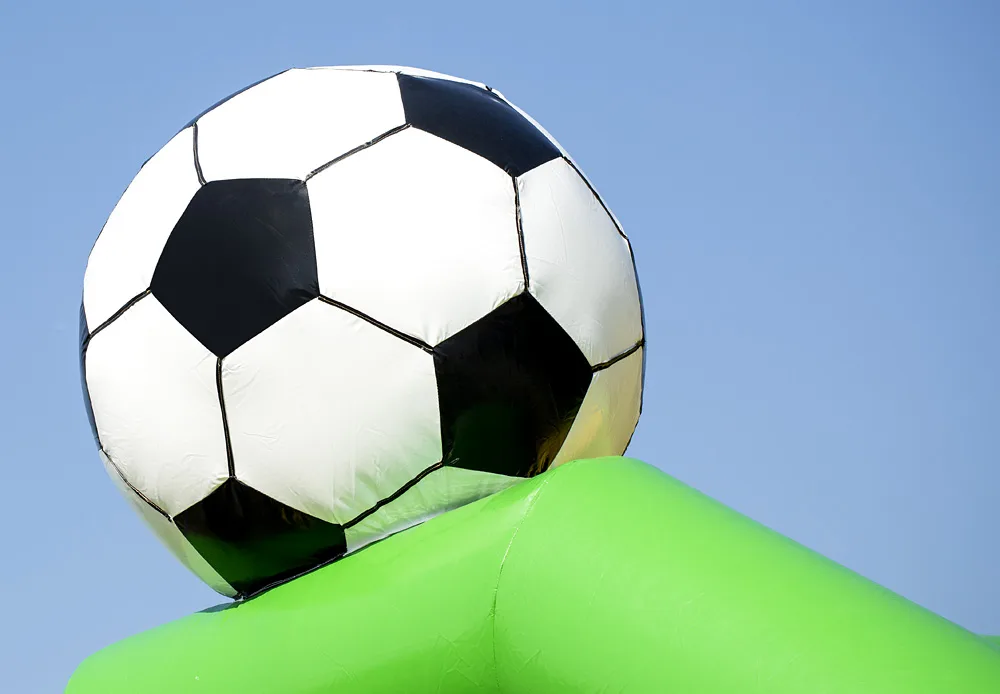 Grote opblaasbare voetbal op het voetbal springkussen