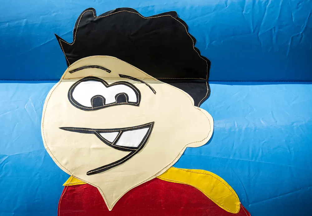 Cartoon voetballer figuur op het voetbal springkussen