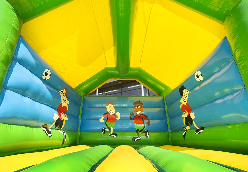 Binnenkant van het voetbal springkussen met voetballende figuren