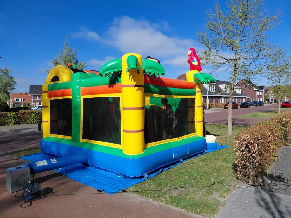 Kleurrijke springkussen in Dronten