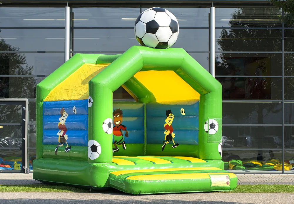 Groen springkussen met voetbalthema te huur in Kampen