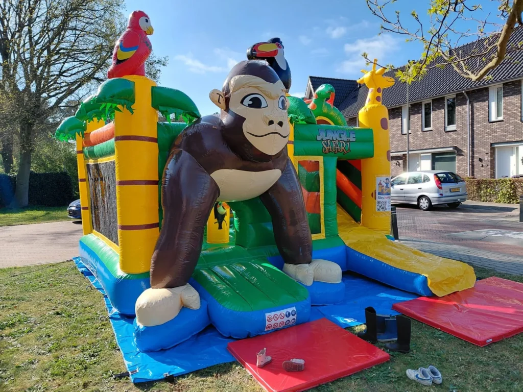 Springkussen met jungle safari thema en gorilla te huur in 't Harde