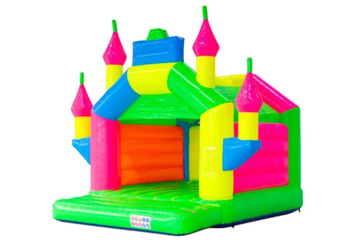 Gekleurd kasteel springkussen te huur voor kinderfeestjes